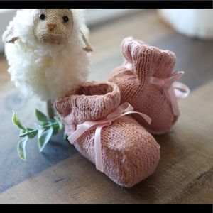 Knitted pink booties. New!